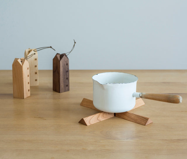 Sunao Lab Wooden Pot Stand
